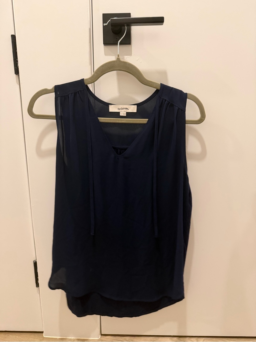 Ann Taylor LOFT navy blue sleeveless blouse size XS
